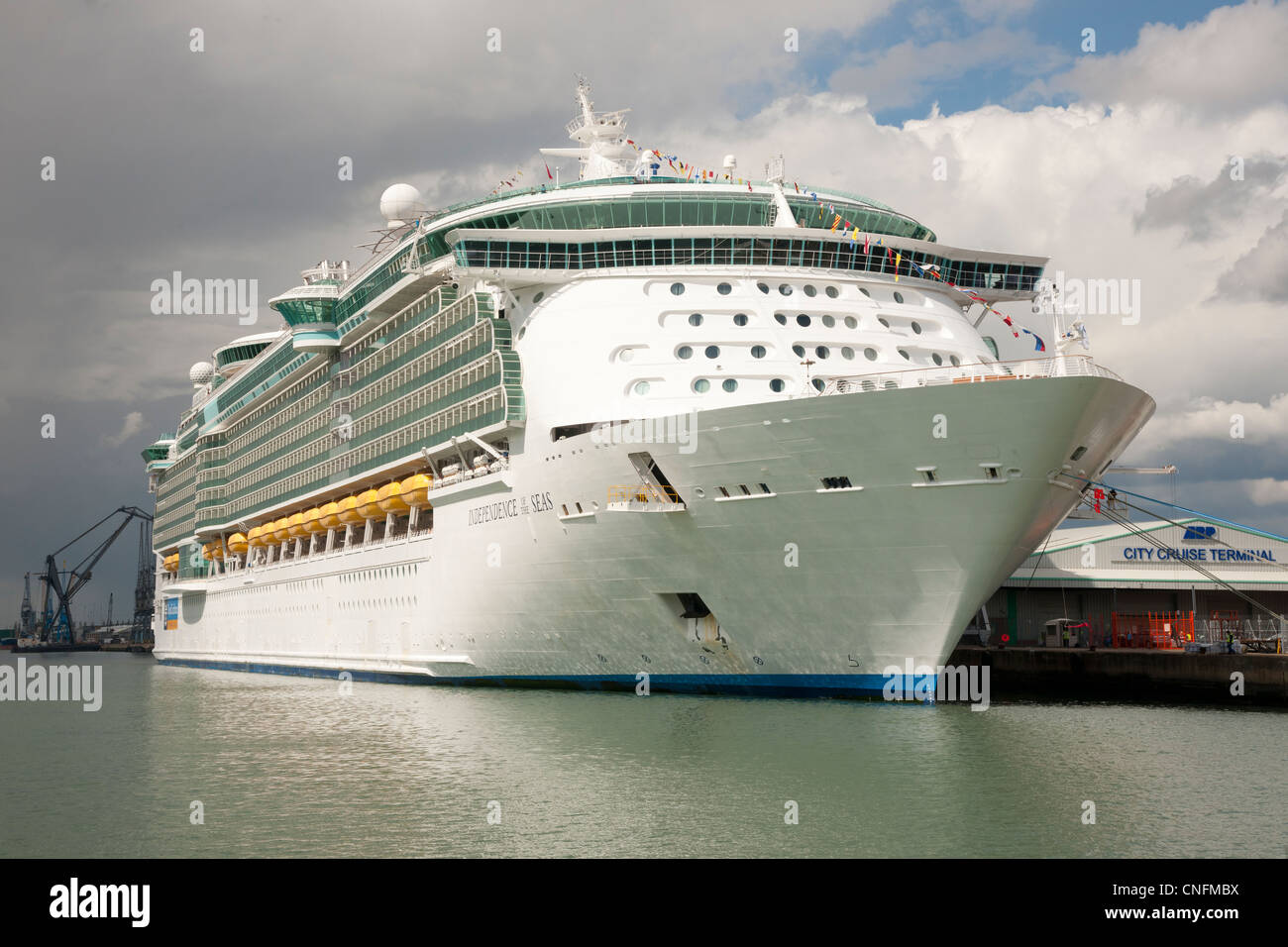 Kreuzfahrtschiff "Independence of the Seas" neben an der internationalen Kreuzfahrt Hafen Southampton Stockfoto