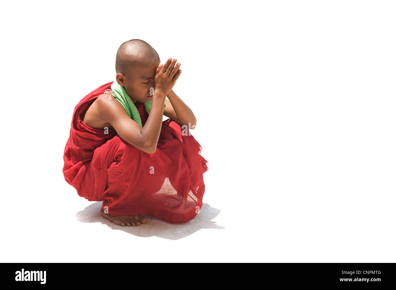 Junge Anfänger Mönch beten, Shwedagon-Pagode, Rangun, Burma. Myanmar. Weißem Hintergrund Stockfoto
