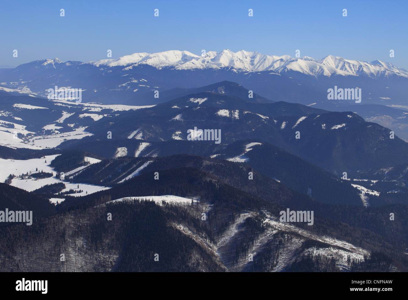 Blick auf die Zapadne Tatry - Rohace vom Gipfel des Velký Choc in Chocske Vrchy, Slowakei. Stockfoto