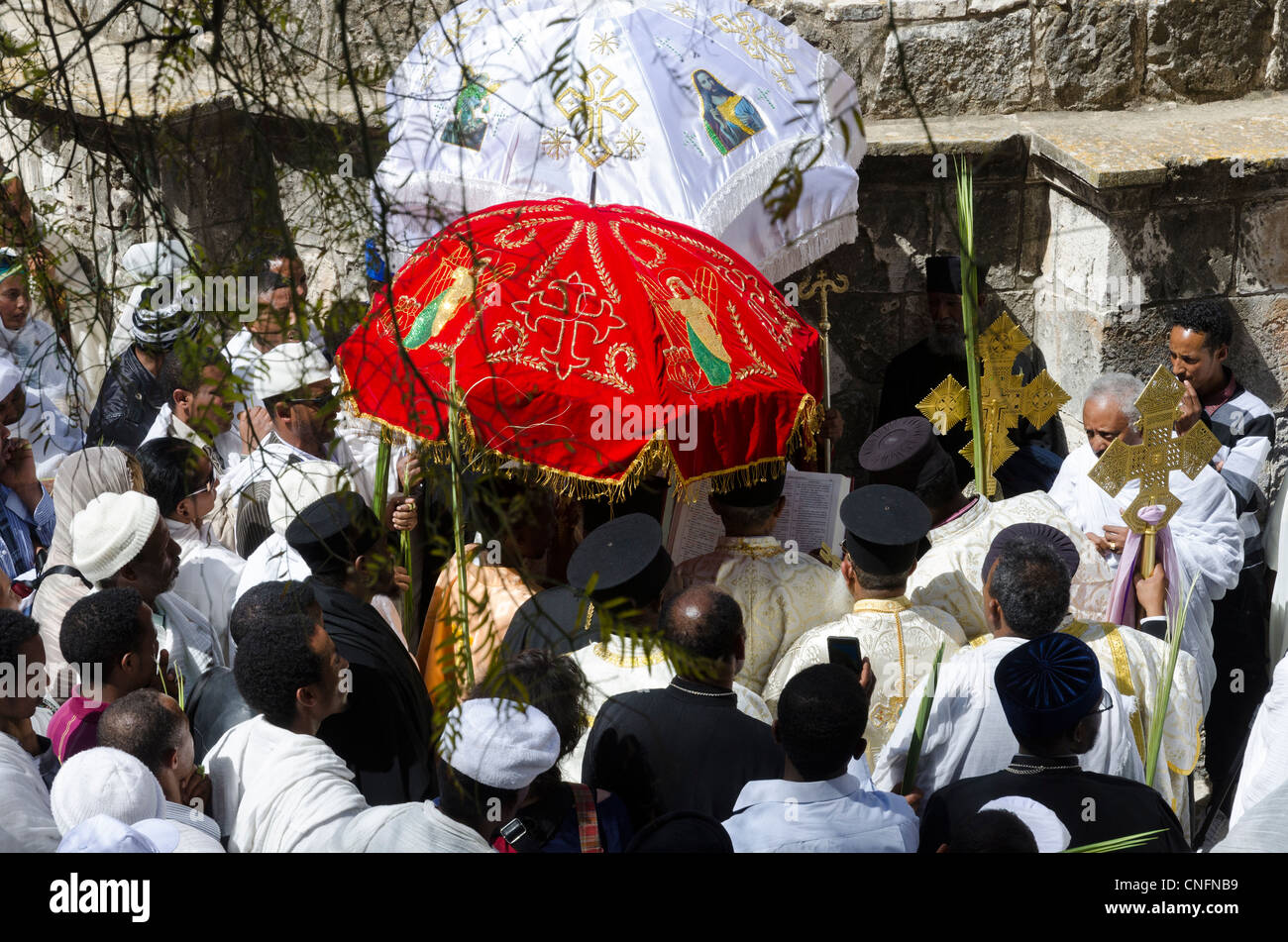 Äthiopische Palmsonntag Prozession auf dem Dach der Kirche des Heiligen Grabes. Altstadt von Jerusalem, Israel. Stockfoto
