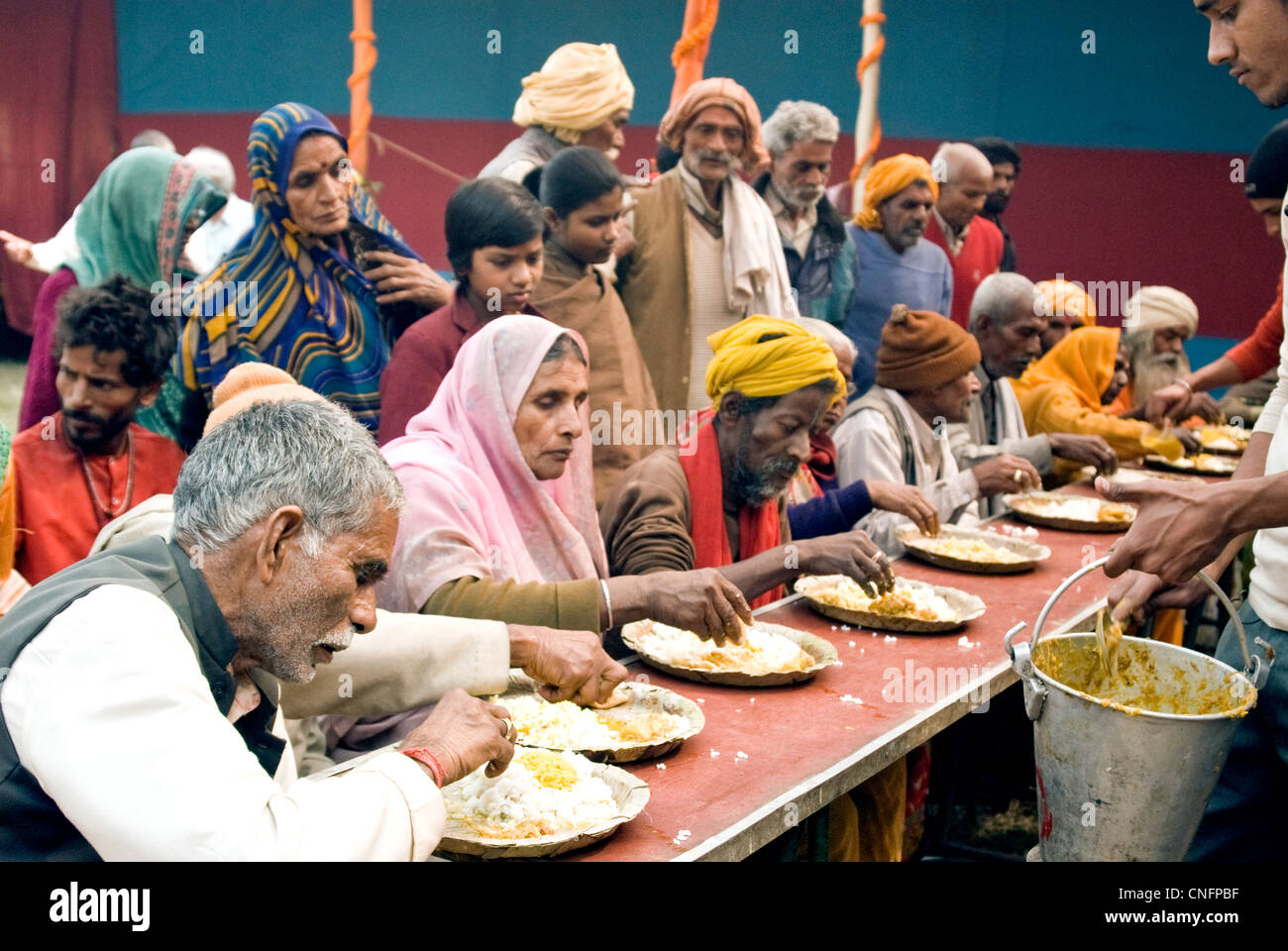 Fütterung der Pilger gonna Gangashagar Mela, Kolkata, Indien Stockfoto