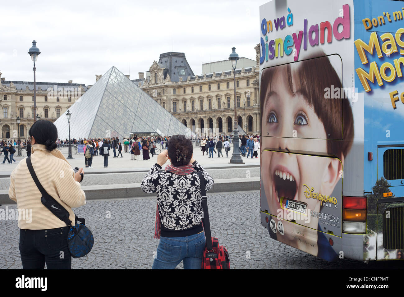 Touristen fotografieren die Pyramide vor dem Louvre Museum in Paris, Frankreich Stockfoto