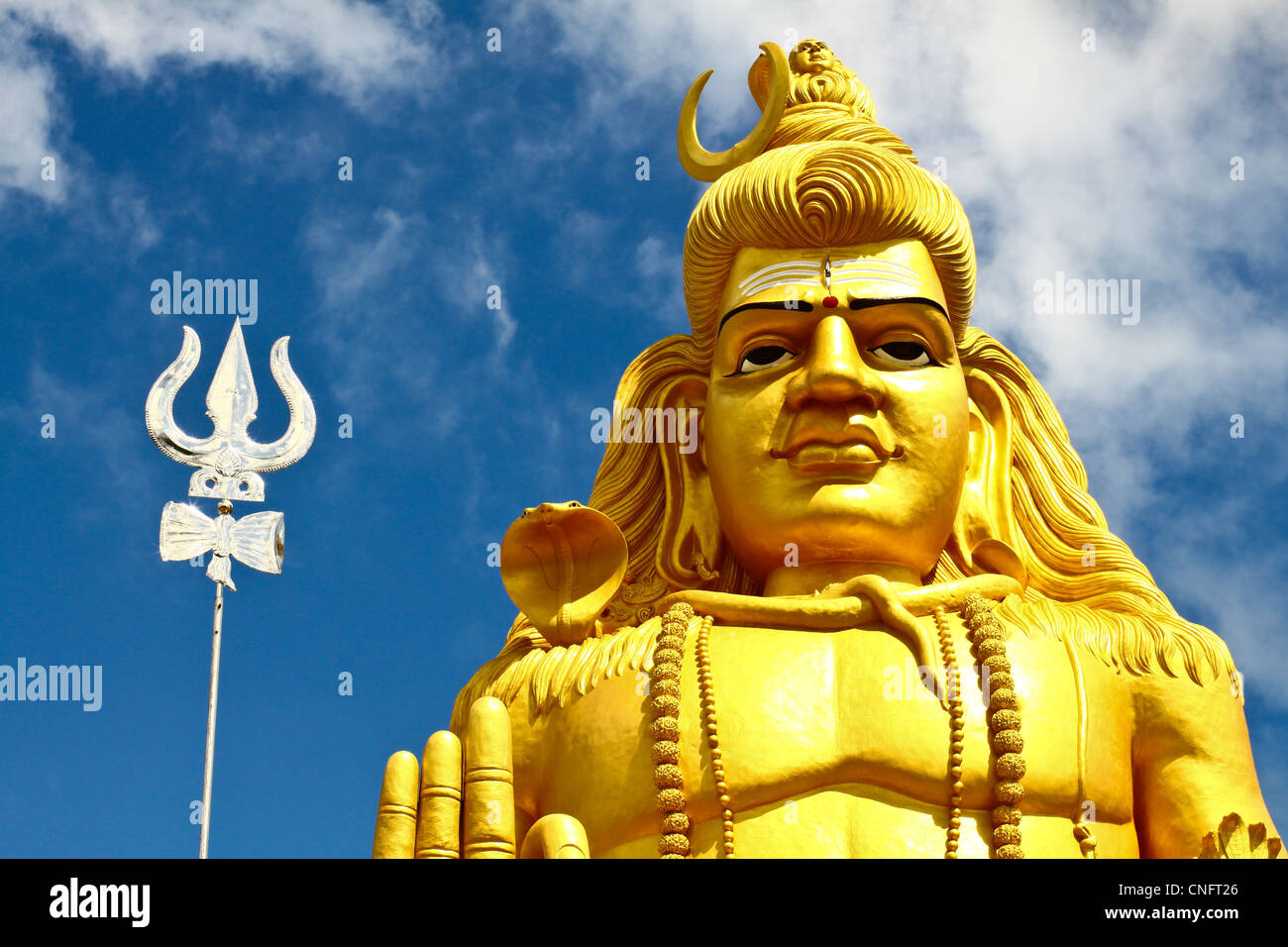 Statue des Hindu-Gottes Shiva mit einem Dreizack (Trischul) am Koneswaram Tempel, Trincomalee, Sri Lanka. Stockfoto