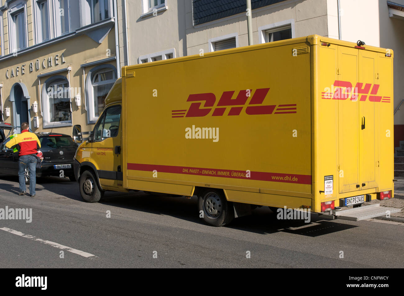 DHL Lieferung LKW und Fahrer Deutschland Stockfoto