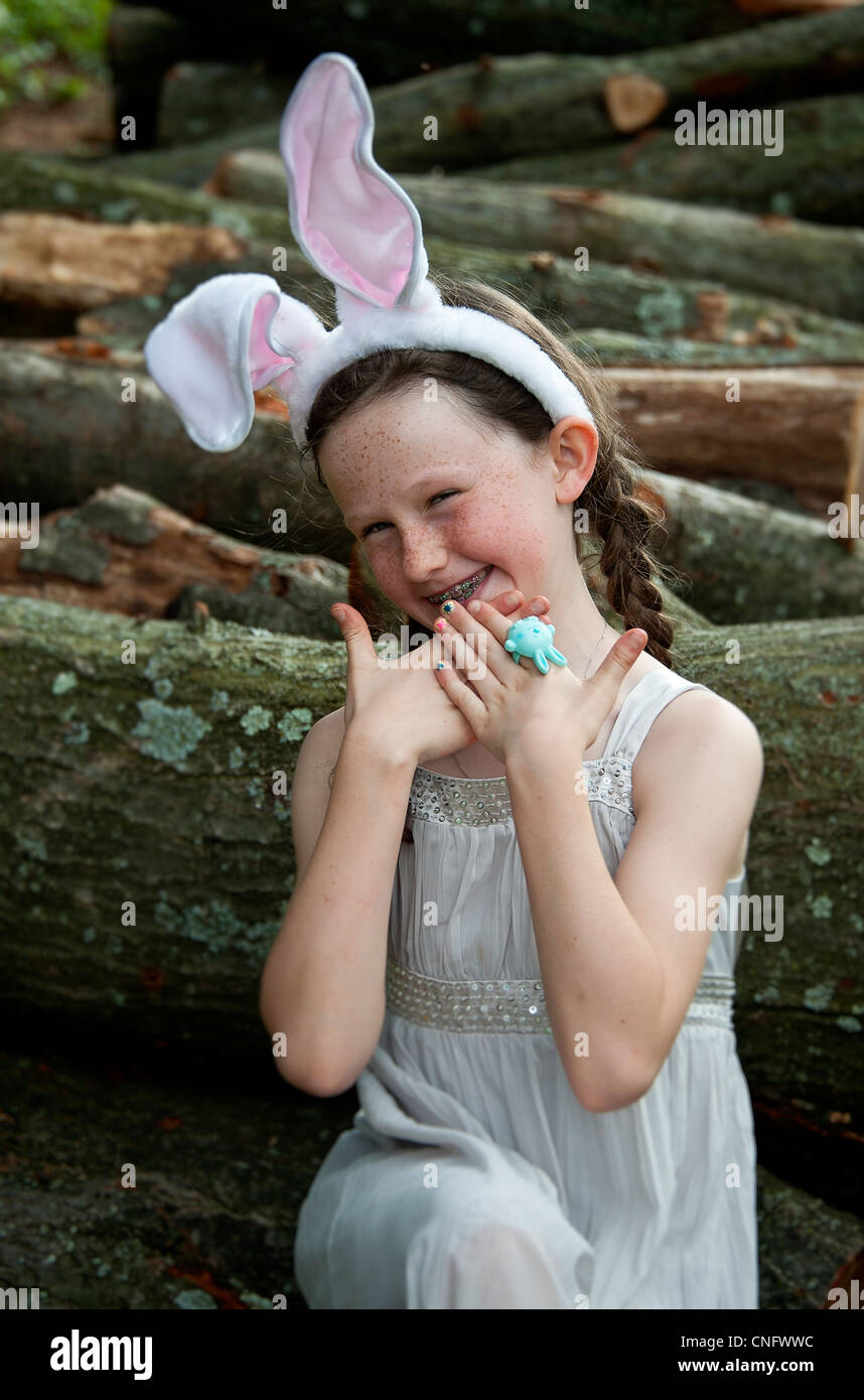 Junges Mädchen posiert mit Ostern Kleid und Bunny Ohren. Stockfoto