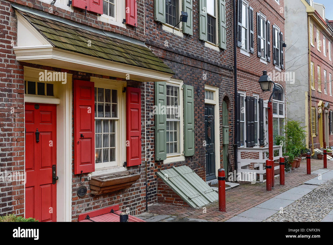 Koloniale Stadthäuser, Elfreth Gasse, älteste Wohnstraße in den Vereinigten Staaten, Philadelphia, Pennsylvania, USA Stockfoto