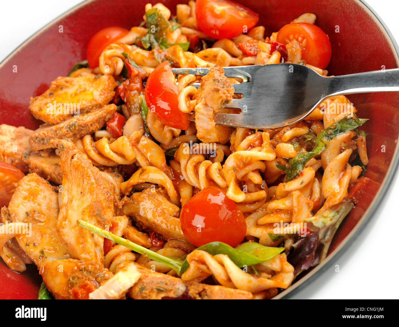 Huhn, Tomaten und Basilikum Pasta mit Tomaten und Olivenöl dressing Stockfoto