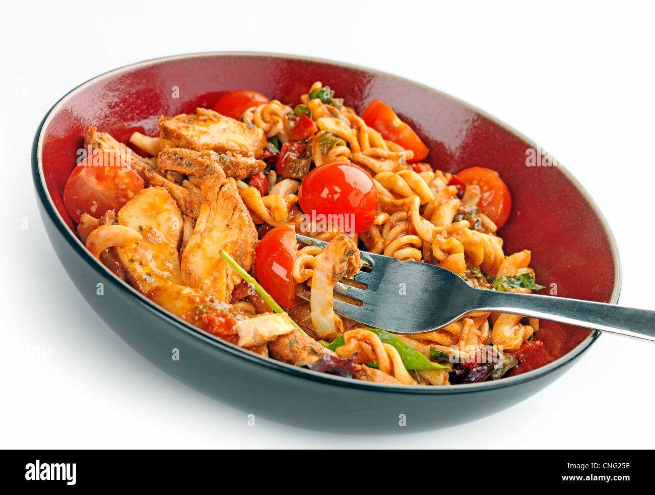 Huhn, Tomaten und Basilikum Pasta mit Tomaten und Olivenöl dressing Stockfoto