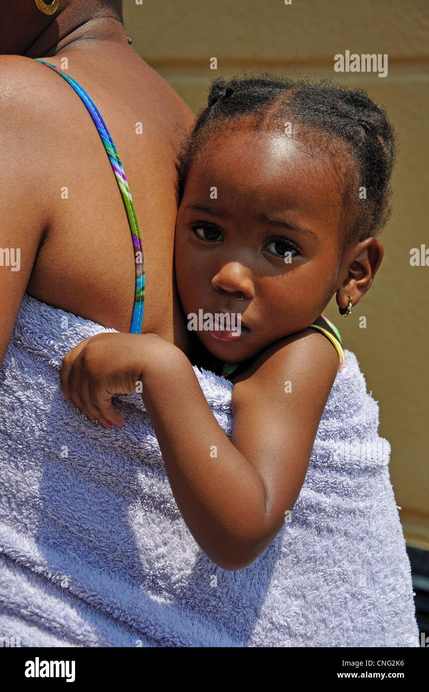 Kleines Kind auf Mutters Rücken, Sandton, Johannesburg, Provinz Gauteng, Südafrika Stockfoto