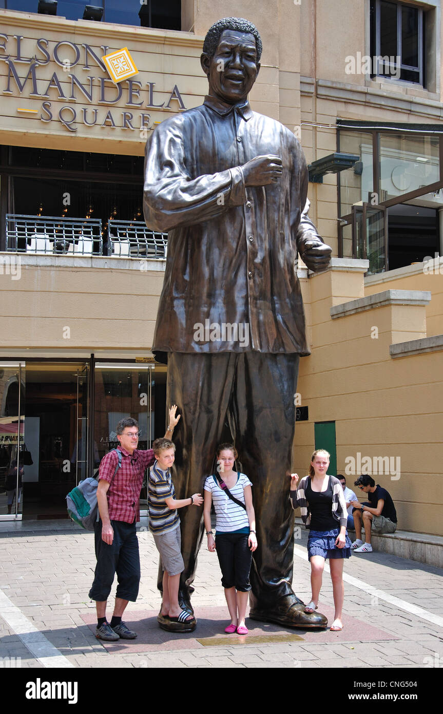 Nelson Mandela Statue in Nelson Mandela Square, CBD, Sandton, Johannesburg, Provinz Gauteng, Südafrika Stockfoto