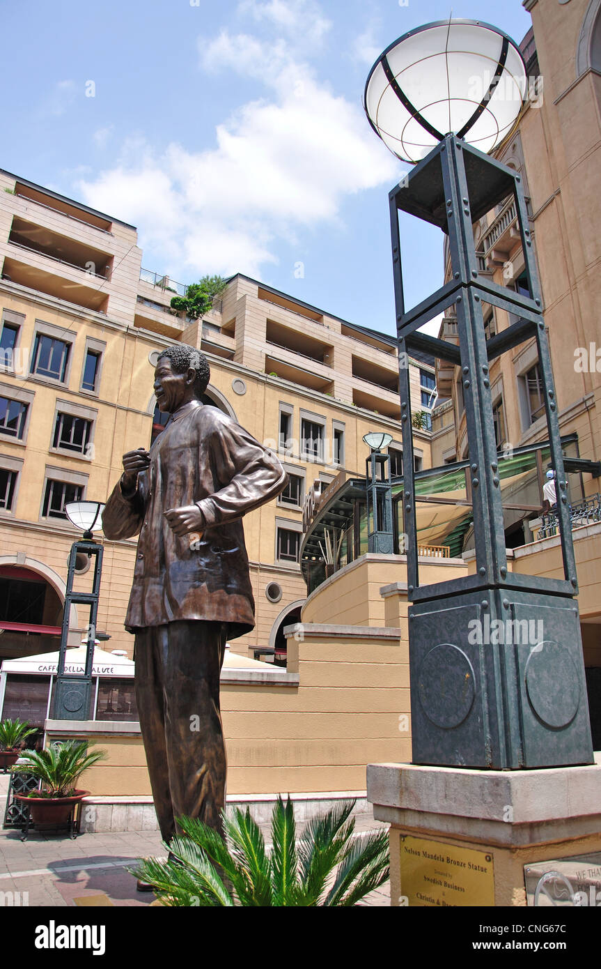 Nelson Mandela Statue in Nelson Mandela Square, CBD, Sandton, Johannesburg, Provinz Gauteng, Südafrika Stockfoto