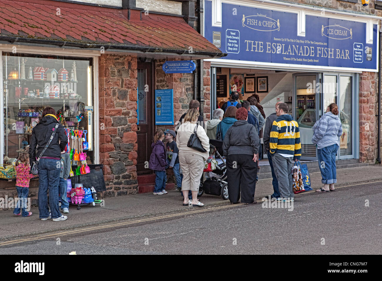 Übergewichtige und adipöse Urlauber Schlangestehen für Fish &amp; Chips in Lynmouth Stockfoto