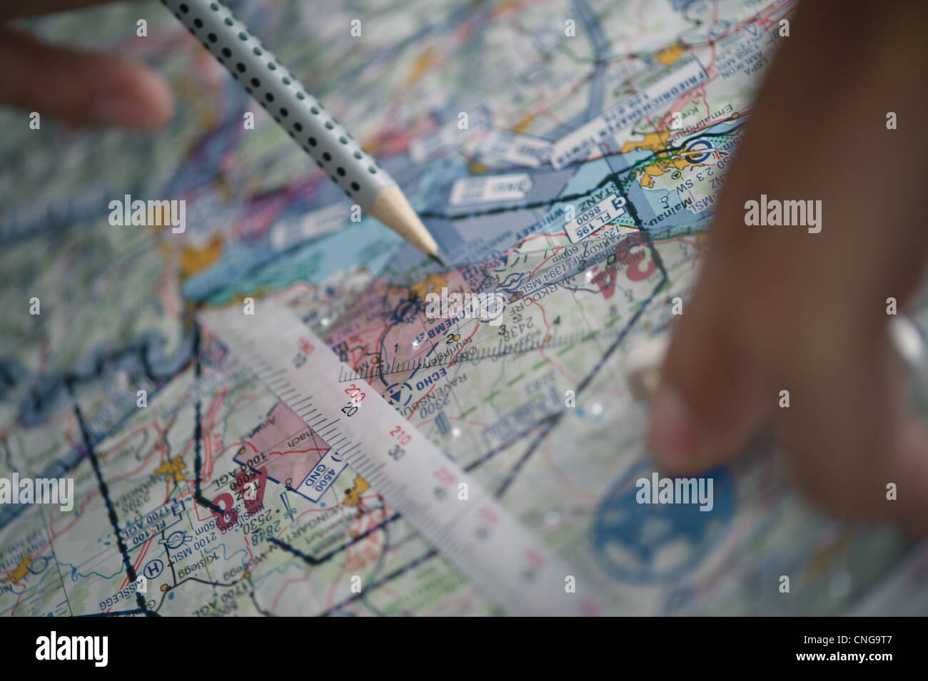 Pre flight Planung Detail einer aeronautische Karte mit Lineal und Bleistift Stockfoto
