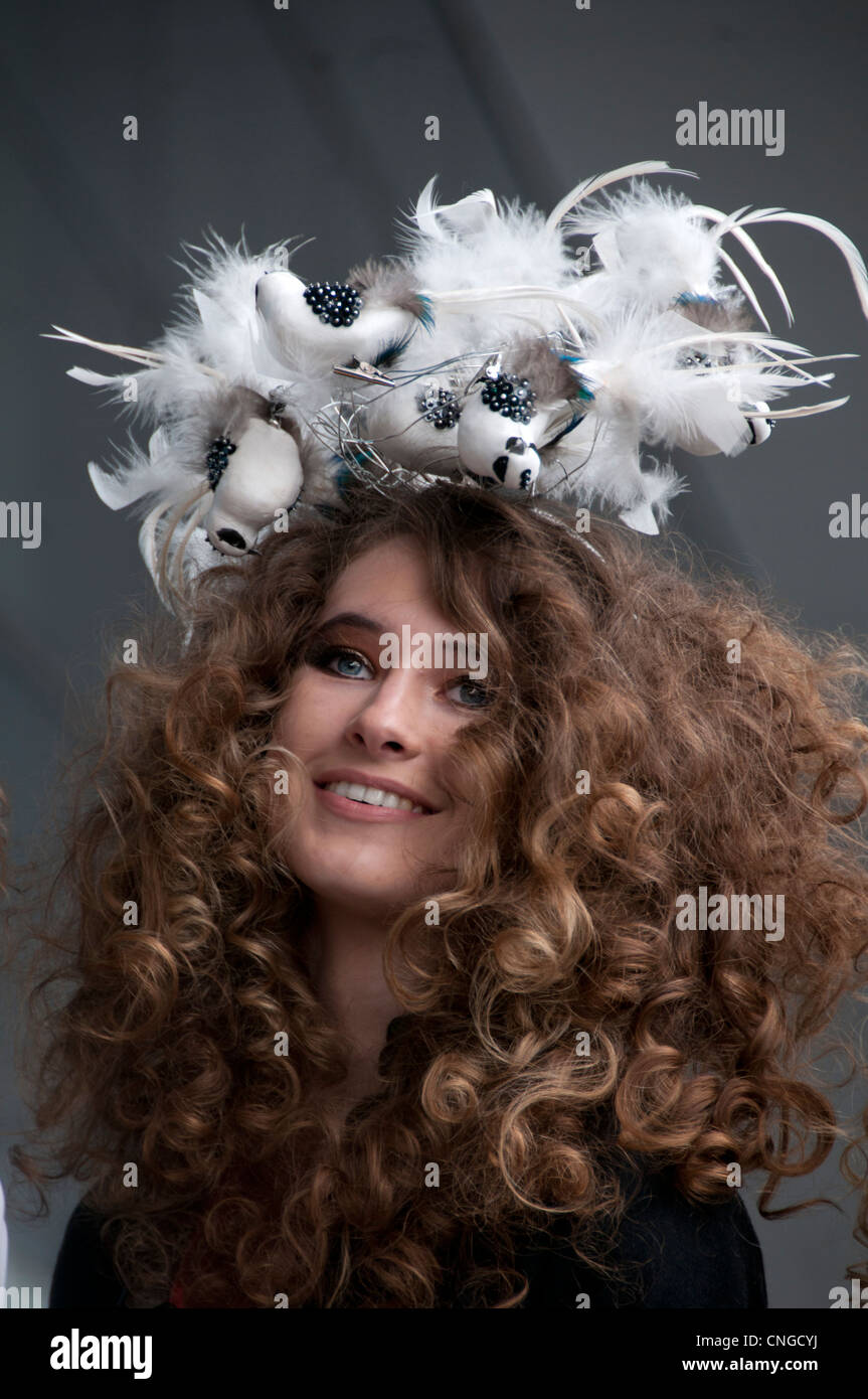 Londoner Alternative Fashionweek 2012. Ein Modell posiert tragen eine Kopfbedeckung, bestehend aus falschen Vögel. Stockfoto