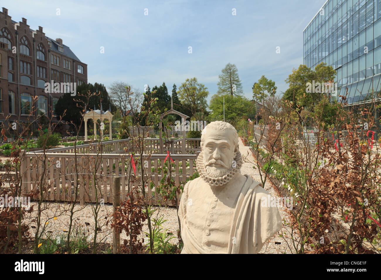 Holland, Leyden, Hortus Botanicus, Botanischer Garten der Universität Leyden, Statue von Carolus Clusius. Stockfoto