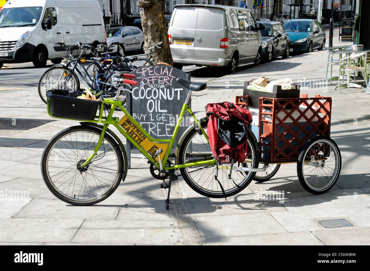 Lieferung-Fahrrad mit Anhänger, Mutter Erde Shop, Newington Green, London Borough of Islington, England UK Stockfoto