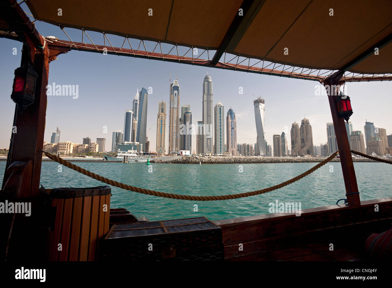 Die Wolkenkratzer des Bereichs "Dubai Marina" von einer traditionellen Dhau (Dubai - Vereinigte Arabische Emirate) gesehen Gratte-Ciel à Dubaï. Stockfoto