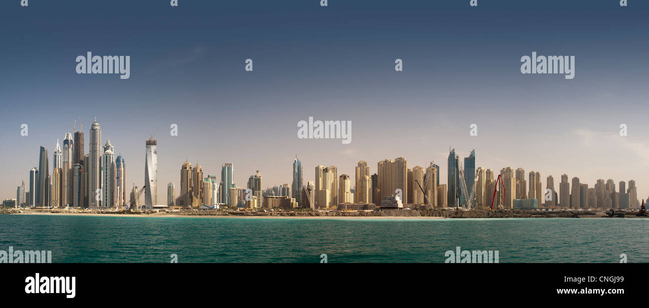 Die Wolkenkratzer des Bereichs "Dubai Marina" (Dubai - Vereinigte Arabische Emirate). Direkt am Meer-Panoramablick. Stockfoto