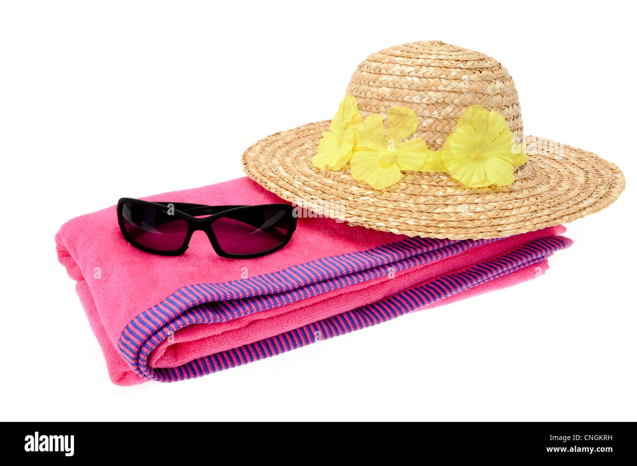 Rosa Strand-Handtuch mit ein paar Sonnenbrille und Sonnenhut Damen auf weißem Hintergrund Stockfoto