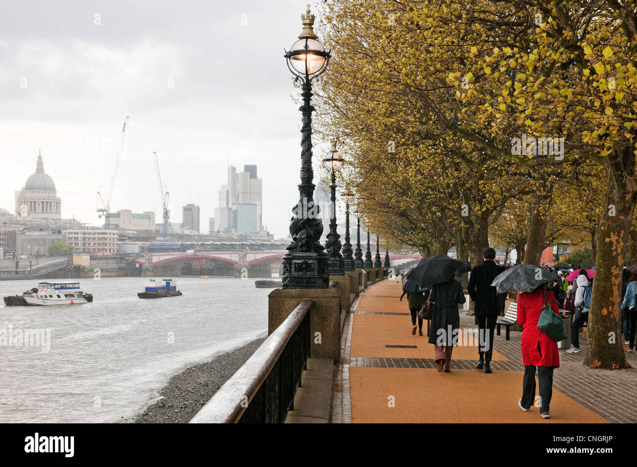 South Bank London Frühjahr nach einem Regenschauer. Touristen genießen Sie die Sehenswürdigkeiten der City of London Stockfoto