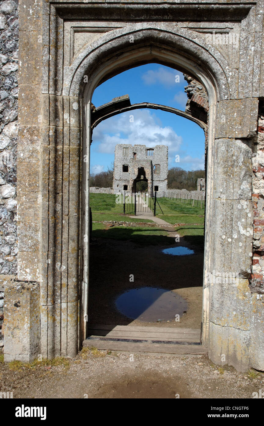 Innere Torhaus des Baconsthorpe Schlosses, Norfolk, gesehen durch die Tür das äußere Torhaus Stockfoto