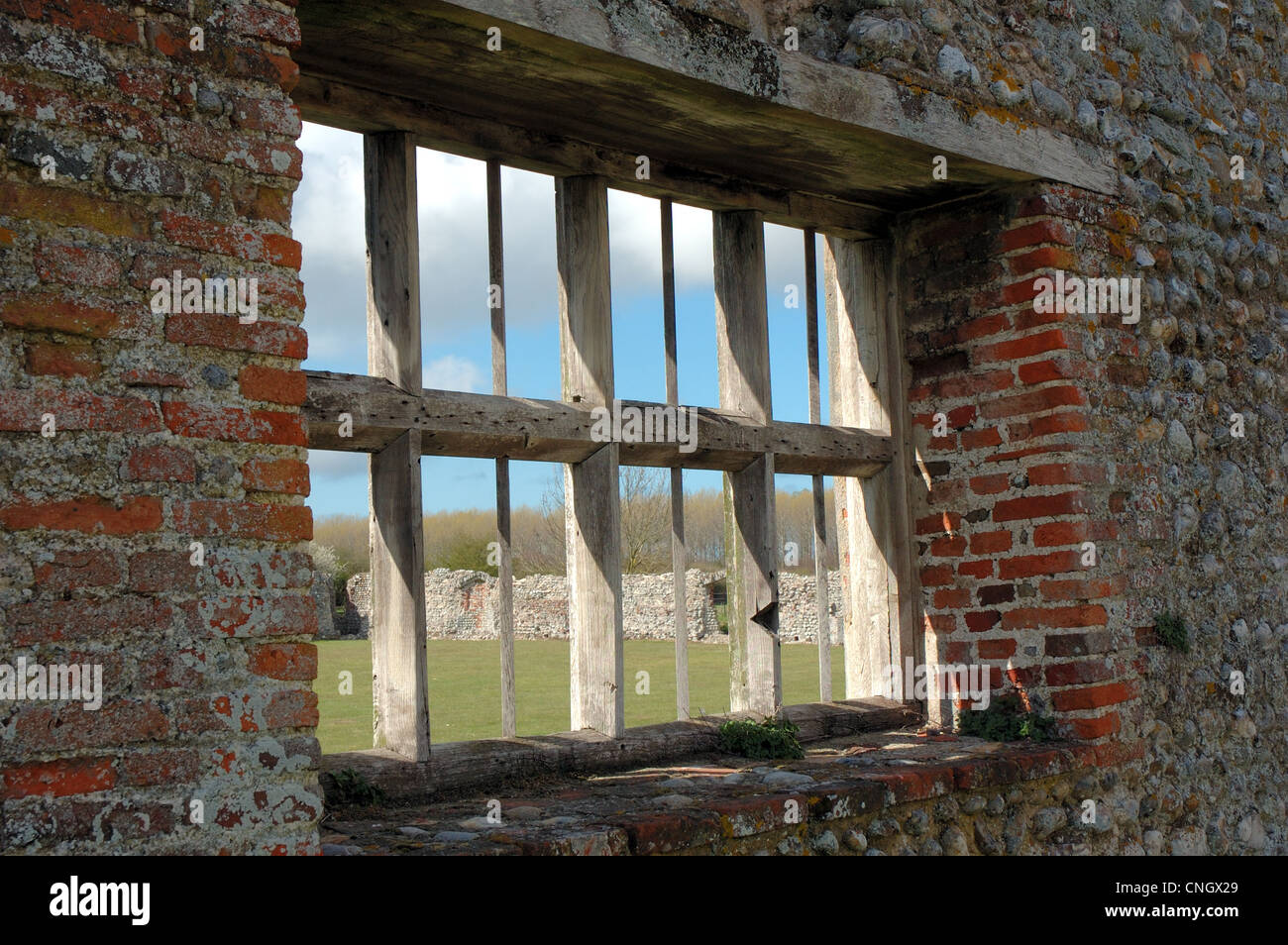 Fenster im Haus Blick auf Viereck Baconsthorpe Burg, Norfolk, Großbritannien Stockfoto