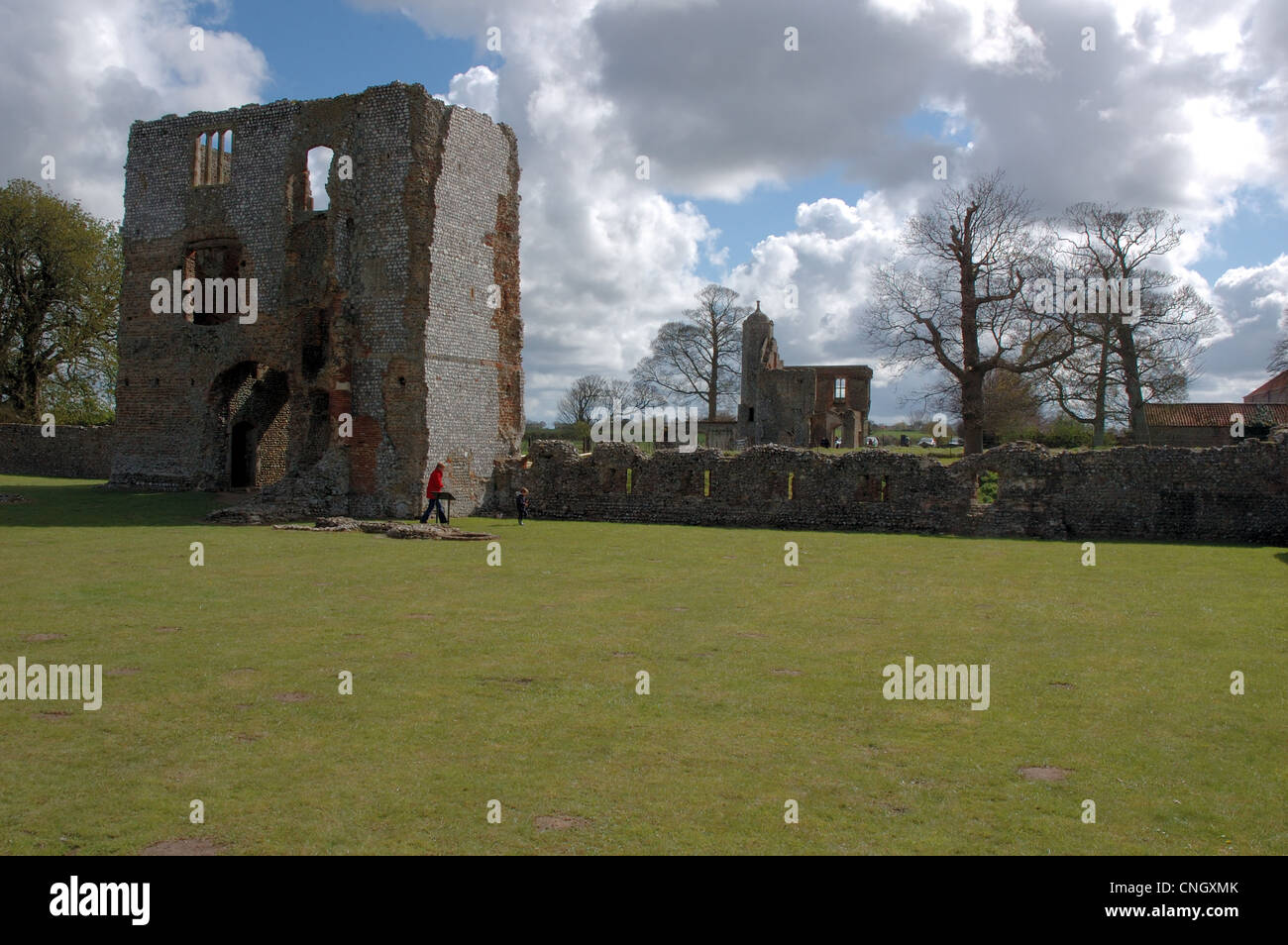 Blick über das Viereck der Baconsthorpe Burg, Norfolk, mit Blick auf das innere Torhaus Stockfoto