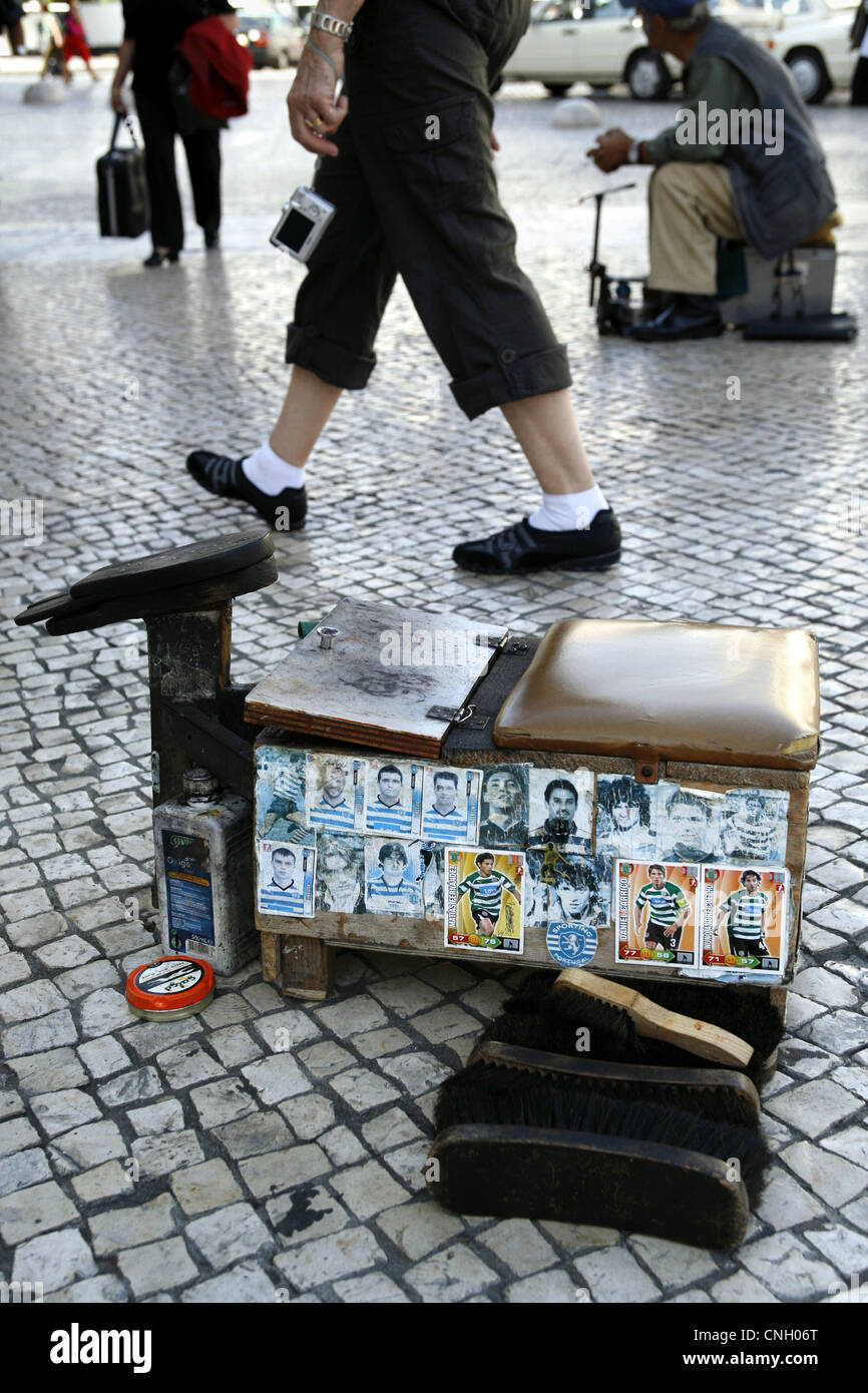 Shoe Shine Box Zugehörigkeit zu Sporting Lissabon Fußballfan, Lissabon, Portugal Stockfoto