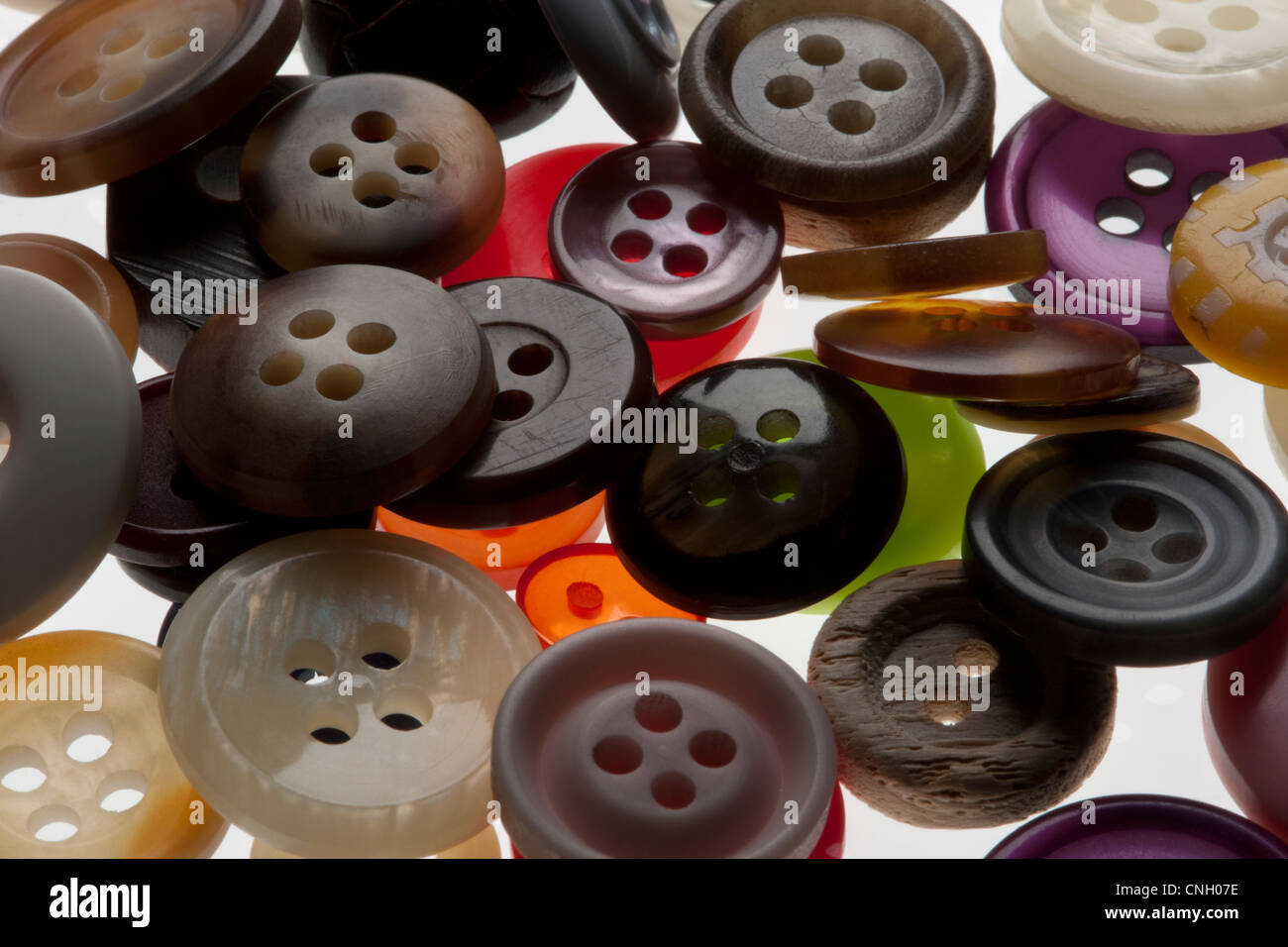 Eine Reihe unterschiedlicher Größe und farbige Tasten Stockfoto