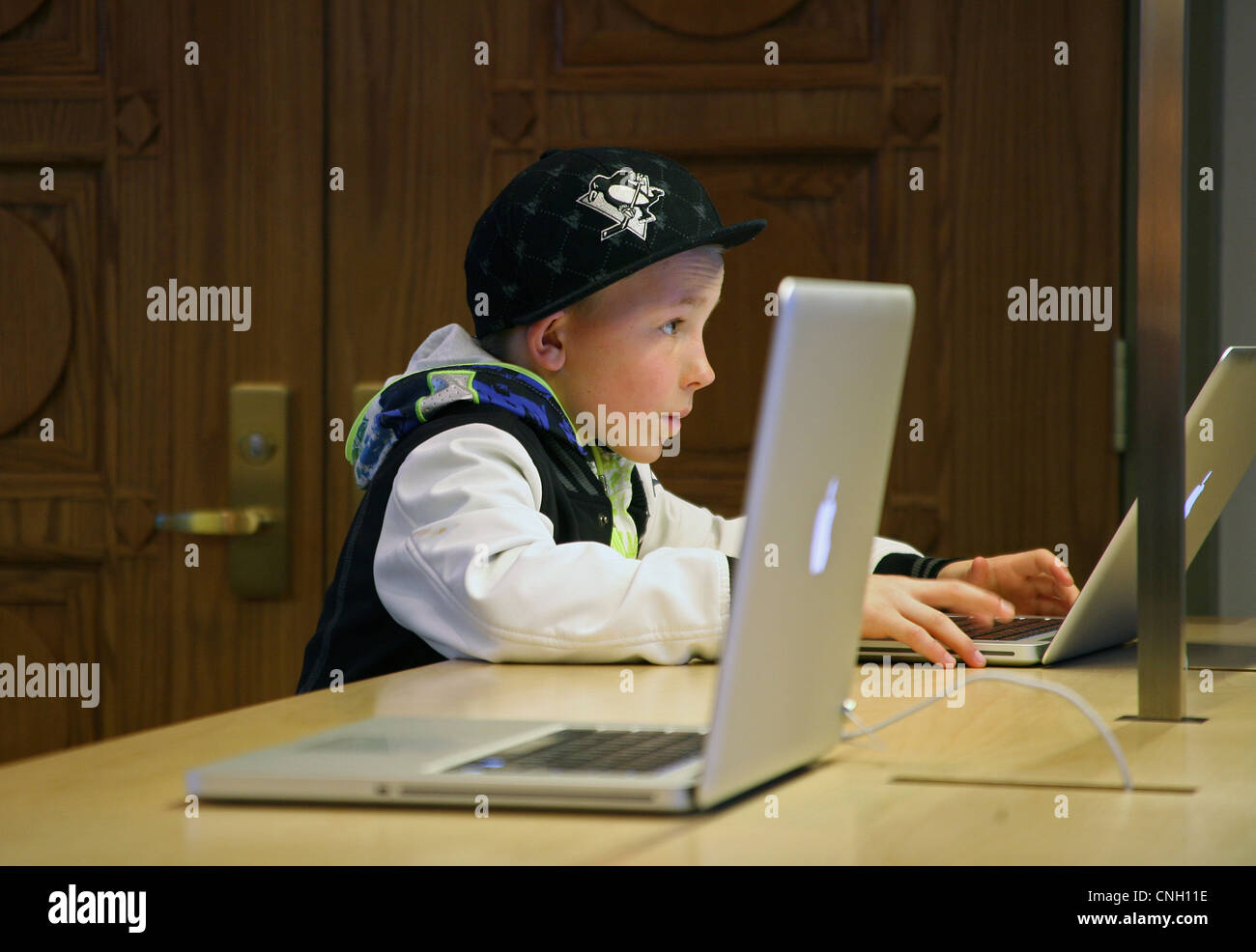 ein Kind lernt, einen Computer bedienen Stockfoto