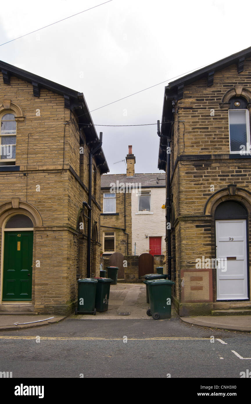 Mülltonnen neben terrassenförmig angelegten Gehäuse Gasse in Saltaire in der Stadt von Leeds Bradford in West Yorkshire Stockfoto