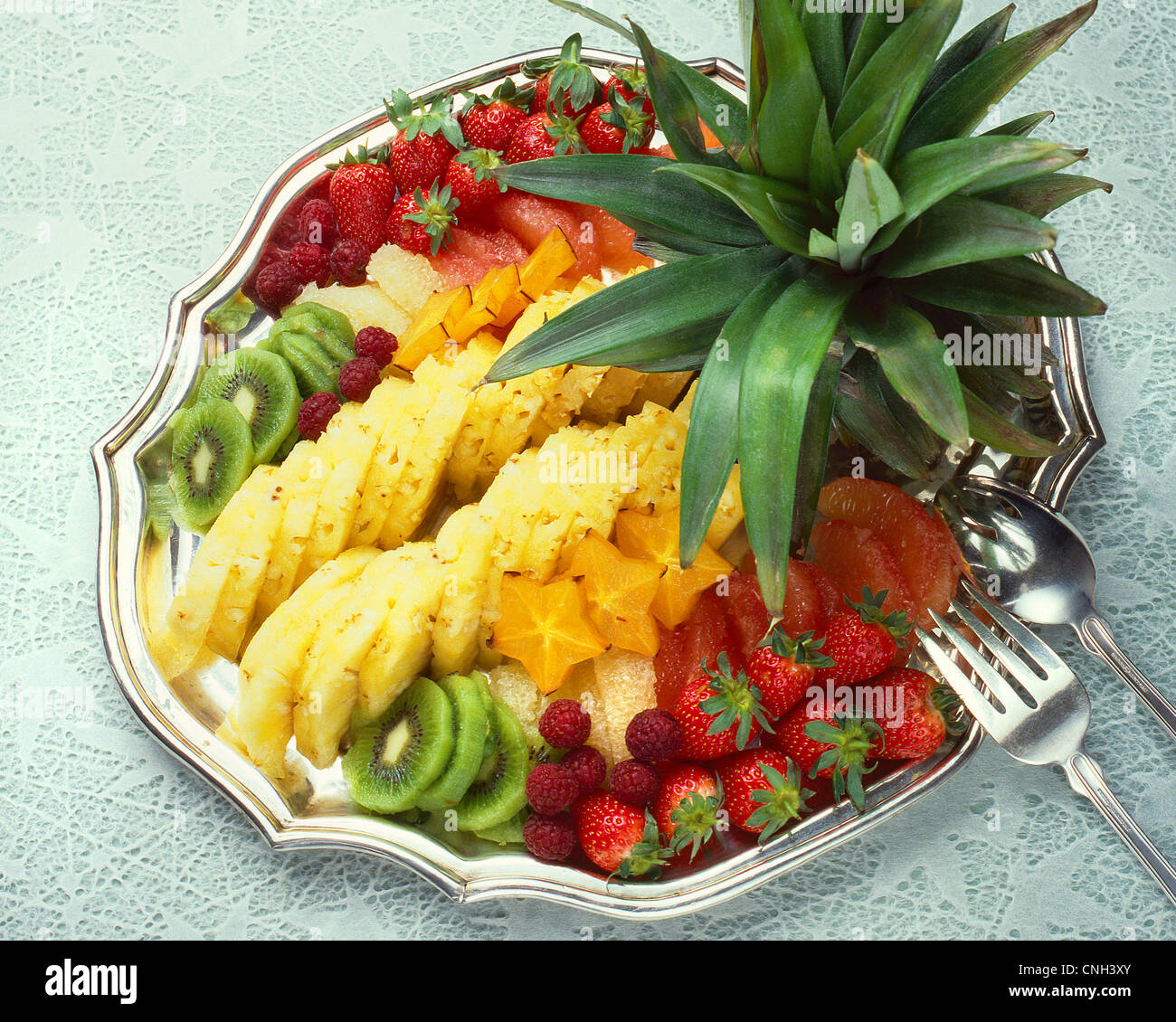 frischer Obstteller auf silbernen Tablett Stockfoto