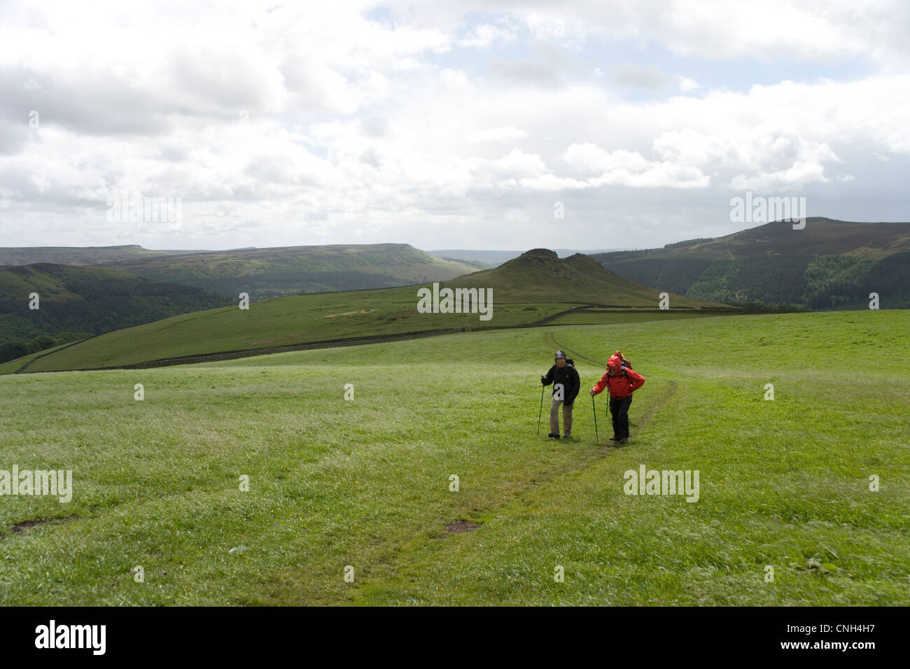 Wanderer im Regen auf dem Moor über Ladybower Vorratsbehälter Rückblick auf Crook Hill im Peak District in Derbyshire Stockfoto