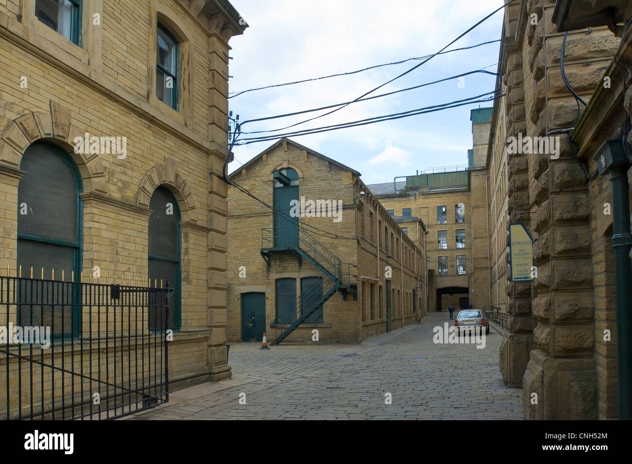 Saltaire in Leed Bradford, West Yorkshire am Eingang der Ausstellungshalle. Stockfoto