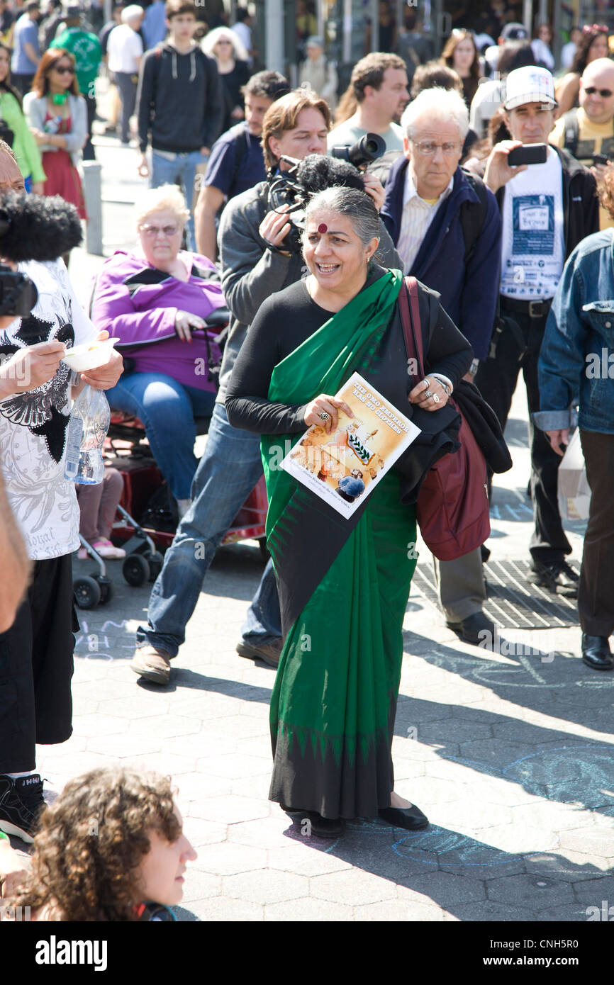 Vandana Shiva, indische Umweltaktivistin spricht, Occupy Wall Street Raffungen am Union Square in New York City. Stockfoto