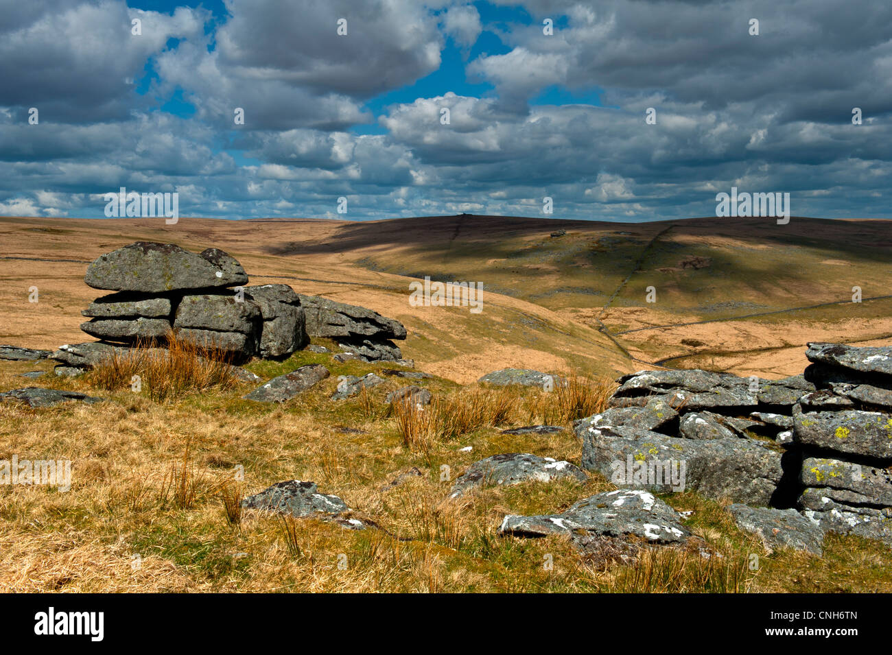 Blick über Dartmoor aus Beardown Tor in Richtung Norden Moor, Teufels Tor zeigt den Granit Felsen Stockfoto