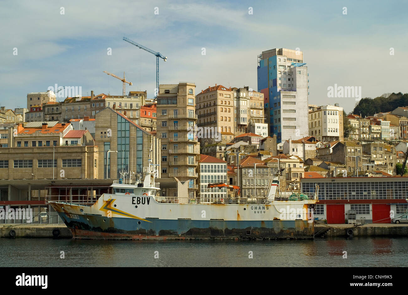 Grünes Leuchtfeuer in Vigo-Hafen Stockfoto - Bild von sport, boot