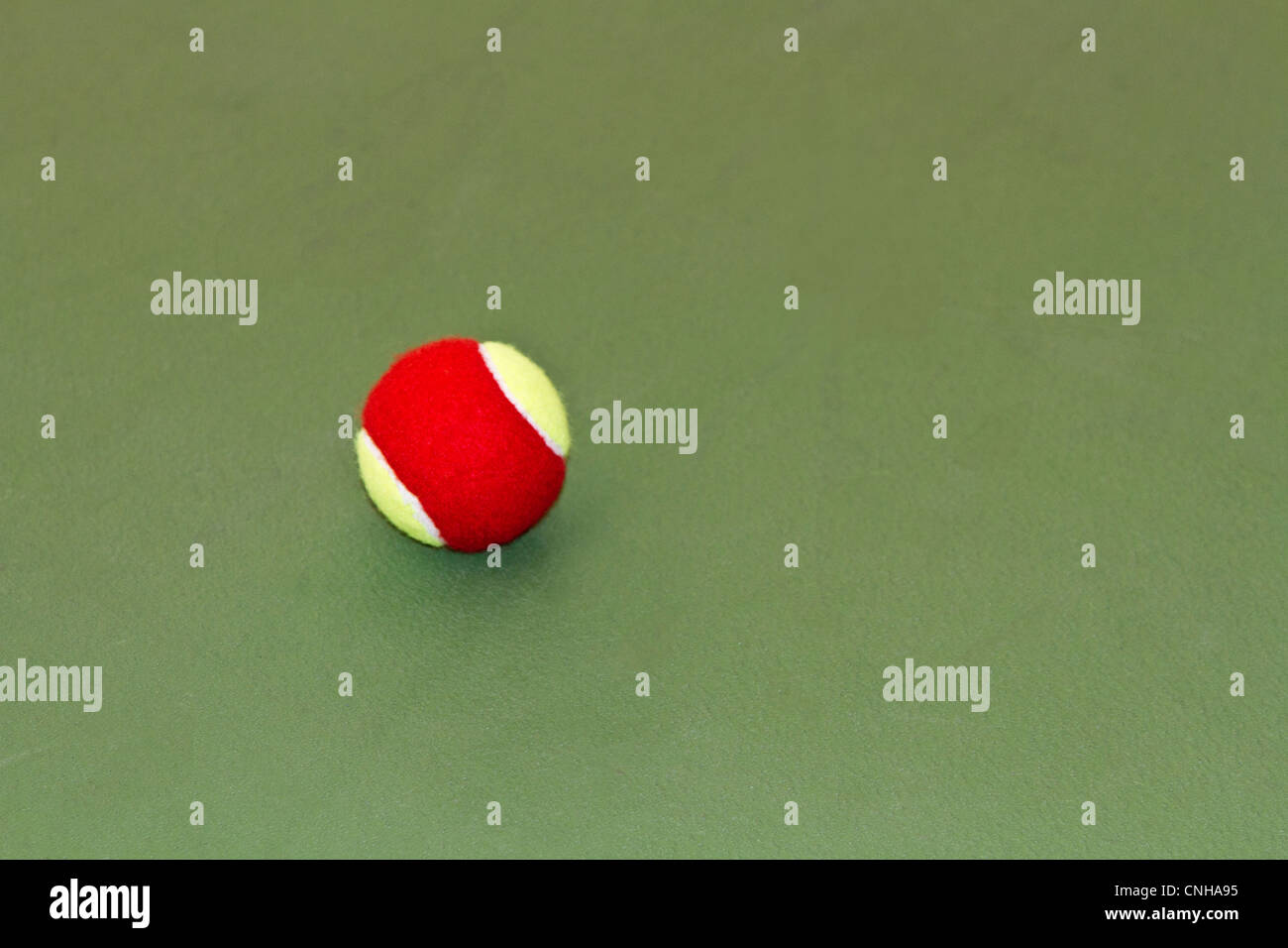 Roten und gelben Tennisball auf Platz mit textfreiraum auf rechten Seite. Stockfoto