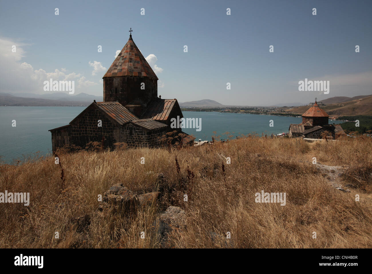Kirchen von Surb Arakelots (L) und Surb Astvatsatsin (R) im Sevanavank Kloster auf Sevan See in Armenien. Stockfoto