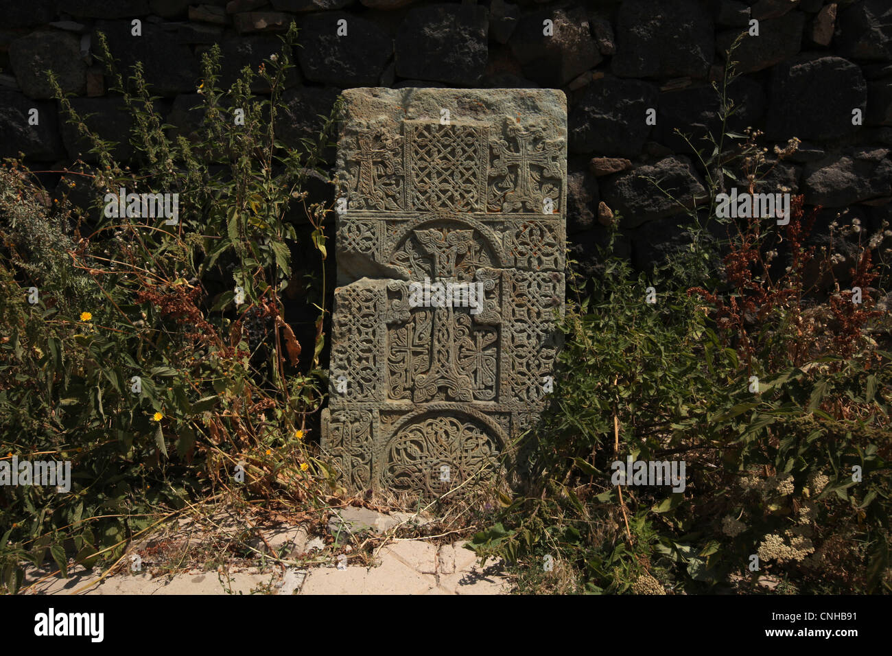 Mittelalterliche Khachkar vor der Surb Arakelots Kirche im Sevanavank Kloster auf Sevan See in Armenien. Stockfoto