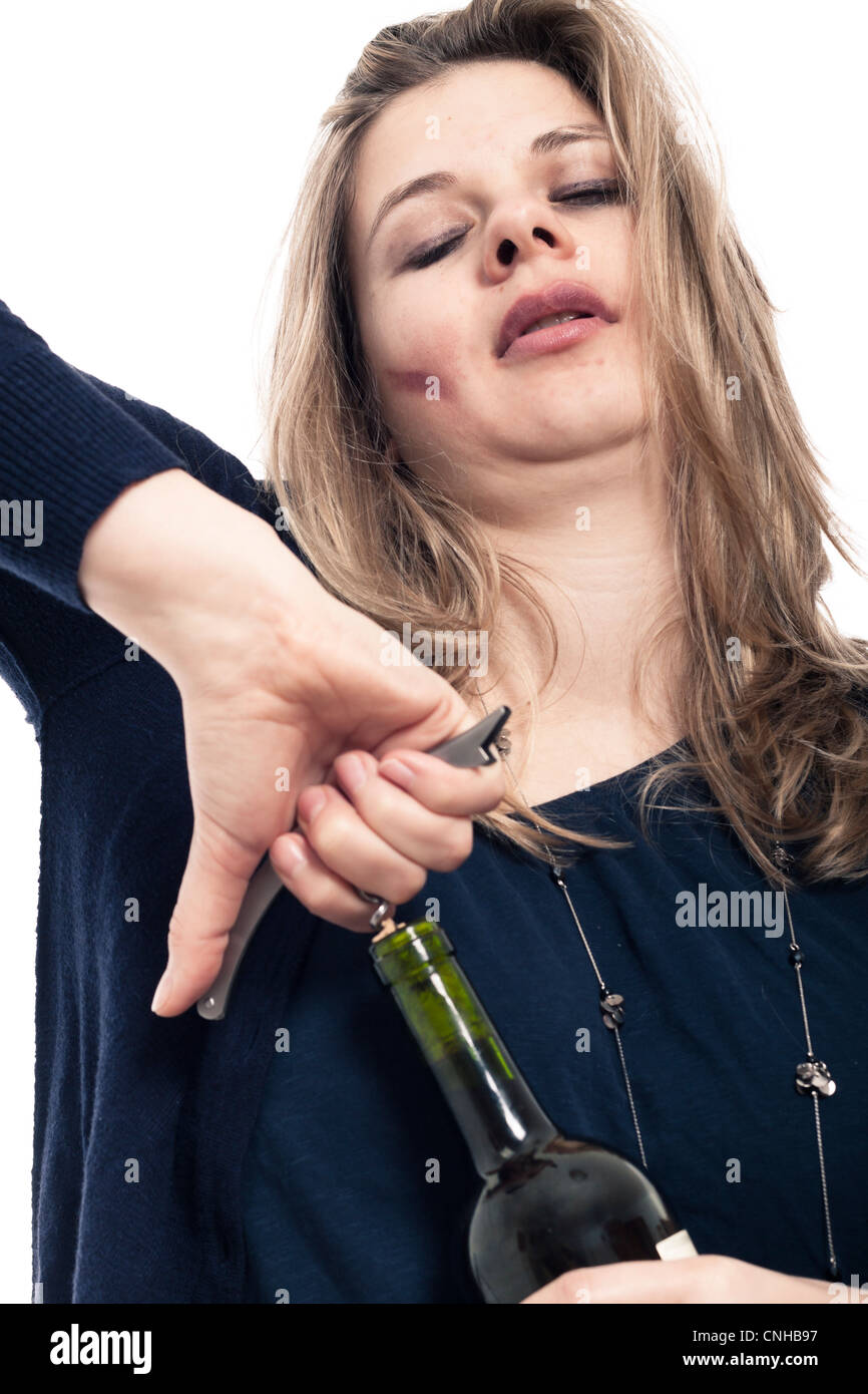 Nahaufnahme von junge betrunken Frau Eröffnung Flasche Wein, isoliert auf weißem Hintergrund. Stockfoto