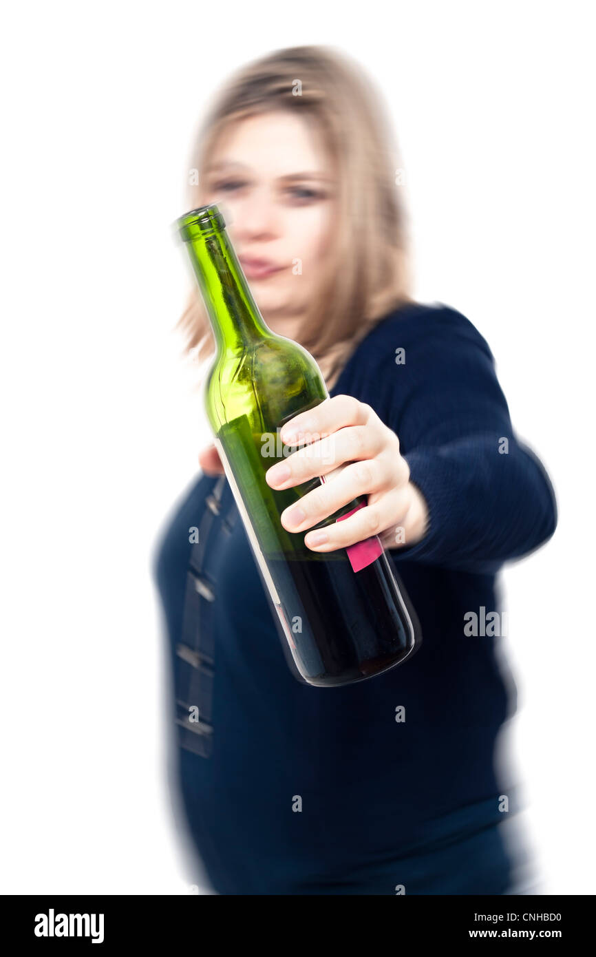 Betrunken Frau mit Flasche Wein, mit Bewegung Unschärfe-Effekt und isoliert auf weißem Hintergrund. Stockfoto