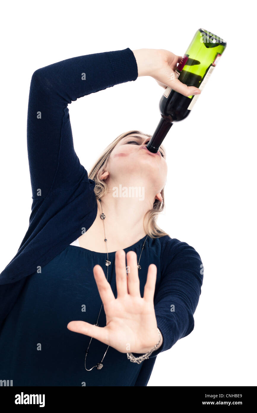 Porträt des jungen betrunken Frau Weintrinken und gestikulierte Stop, isoliert auf weißem Hintergrund. Stockfoto