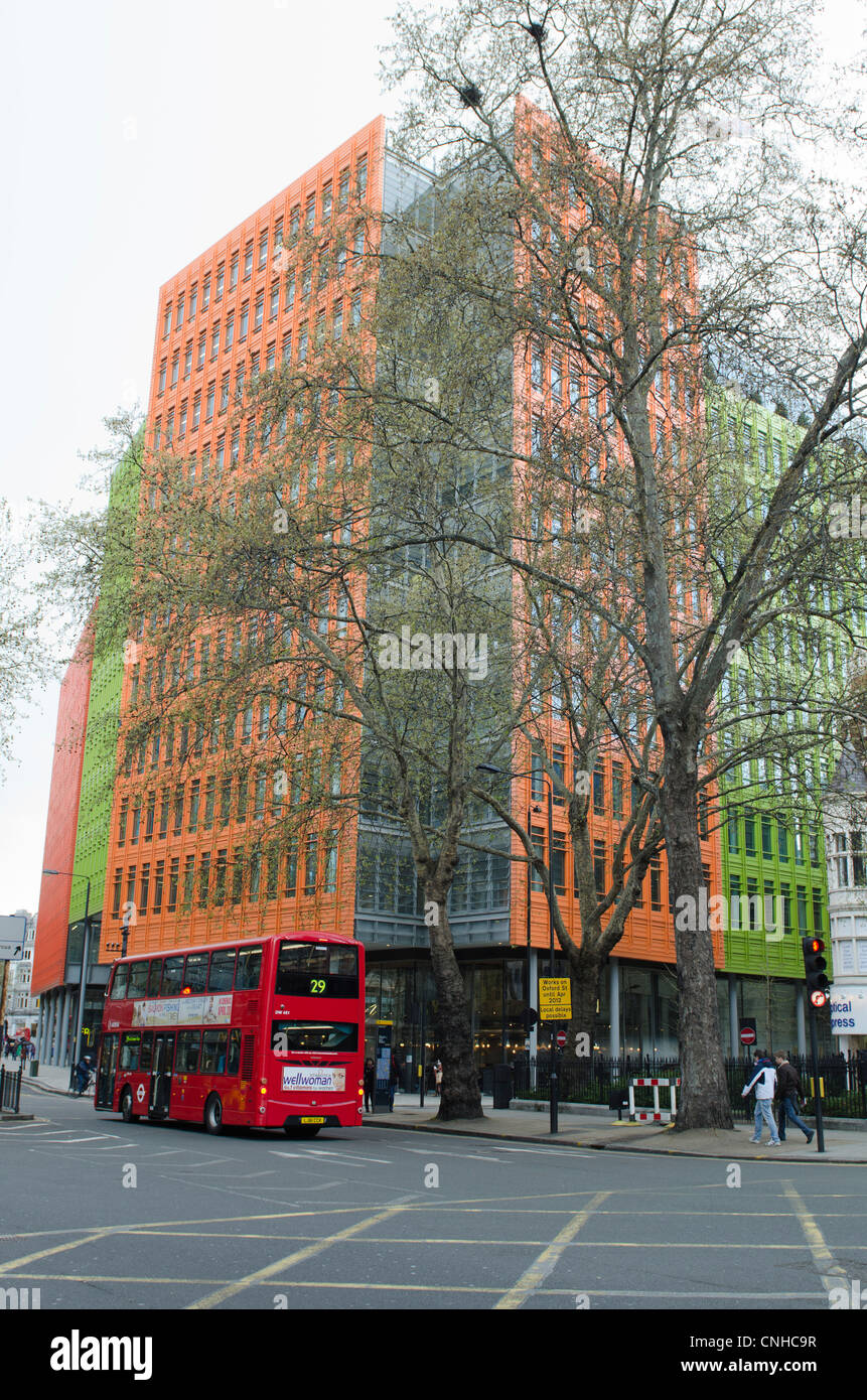 Central St Giles Gebäude von Renzo Piano Orange und grün verkleideten Gebäude St Giles High Street London Stockfoto