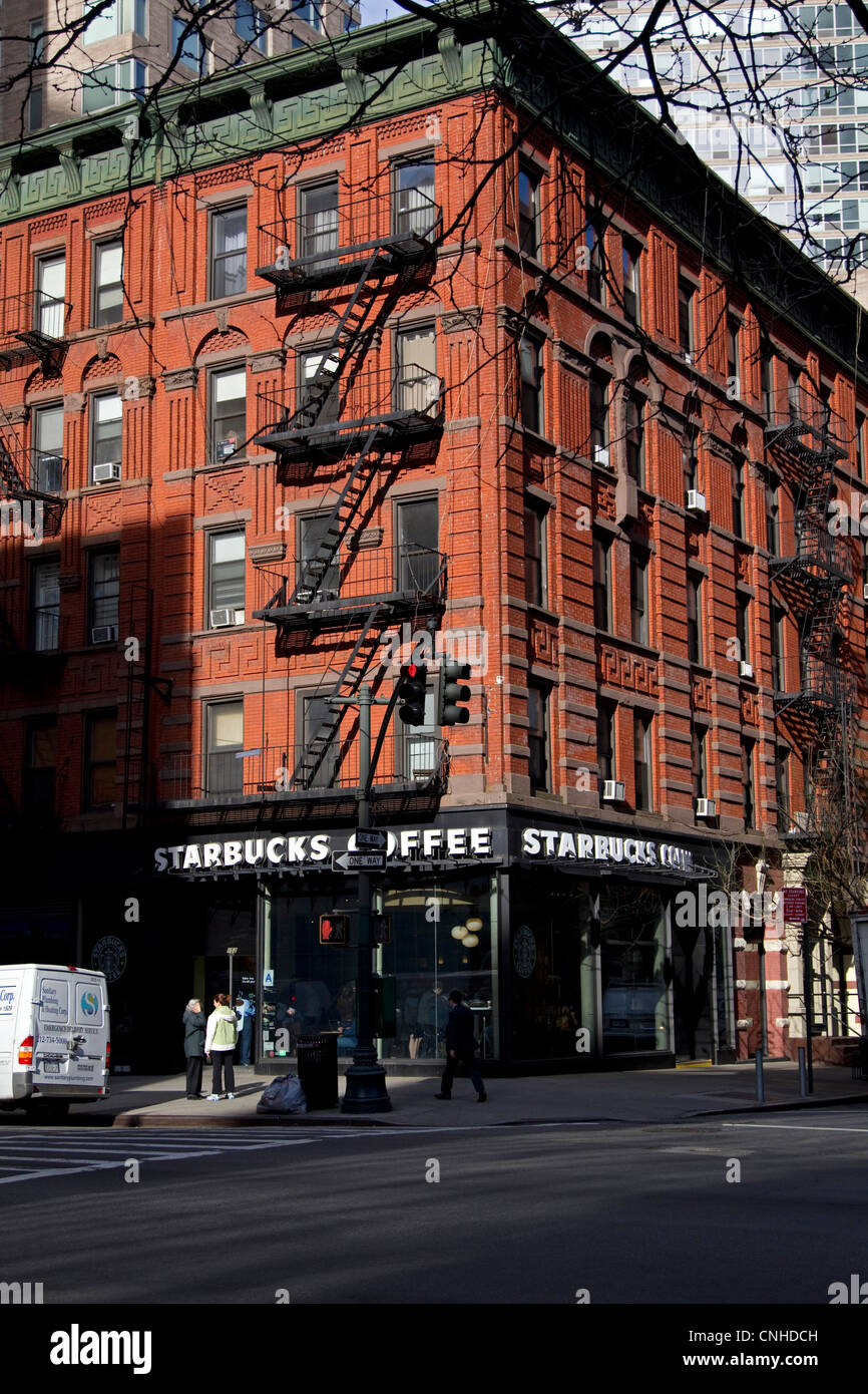 New York City speichern bauen, Feuerleiter und Starbucks-Kaffee Stockfoto