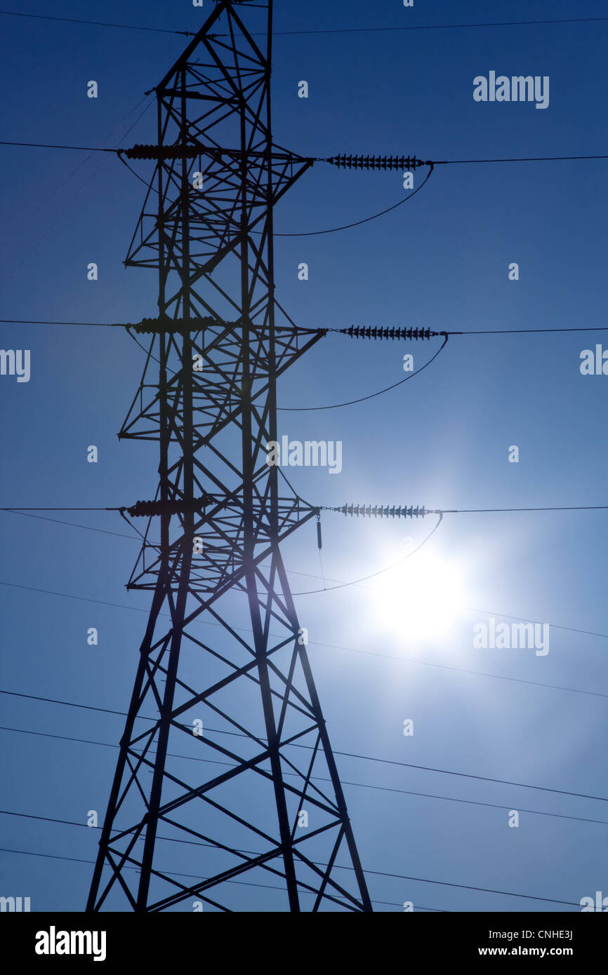 Elektrische Pylon Silhouette mit Sonne steht für Kraft und Energie Stockfoto
