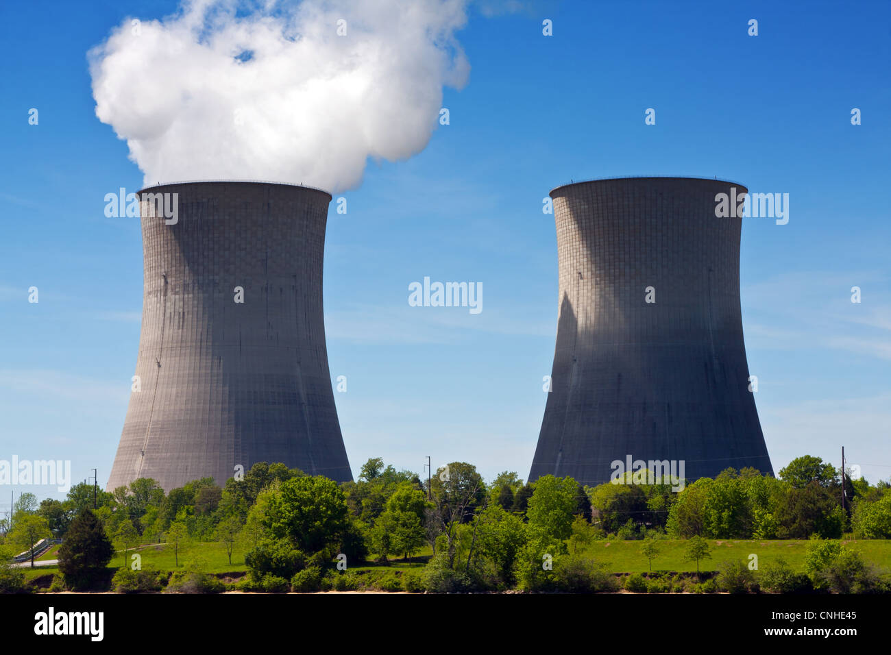 Zwei Kühltürme bei einem Kernkraftwerk Kraftwerk. Stockfoto