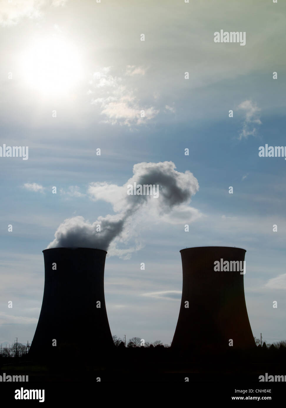 Zwei Kühltürme Silhouette auf nukleare Kraftwerk Stockfoto
