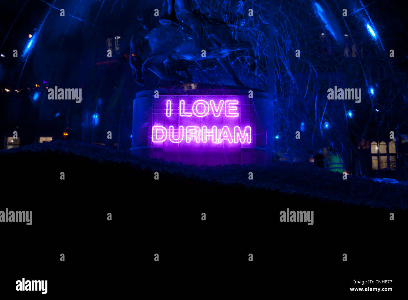Lumière Durham, 2011, Marquess of Londonderry Statue im Schnee Globus Kunstinstallation mit Neon "Ich liebe Durham" Zeichen Stockfoto