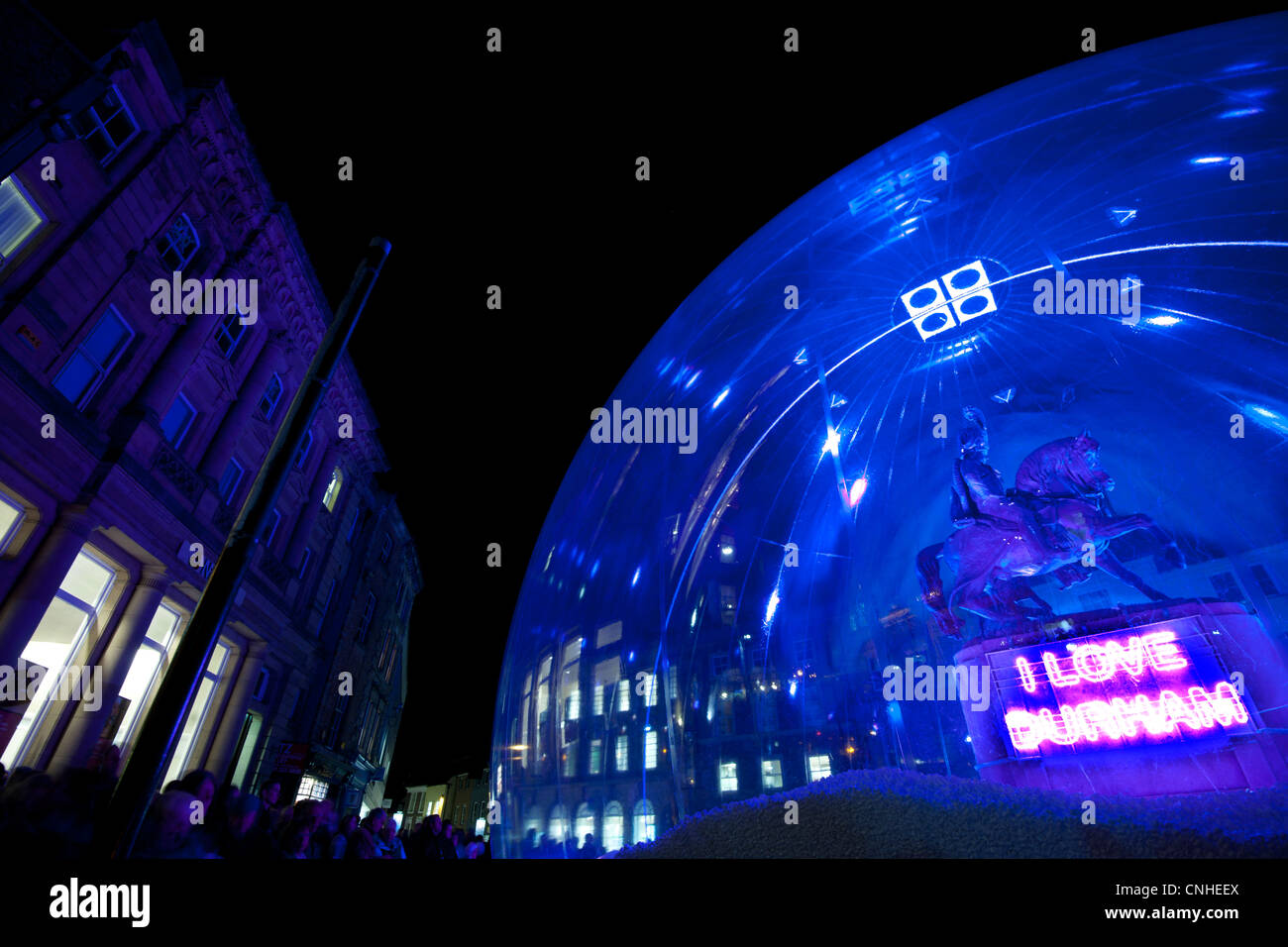 Lumière Durham, 2011, Marquess of Londonderry Statue im Schnee-Welt-Kunst-installation Stockfoto